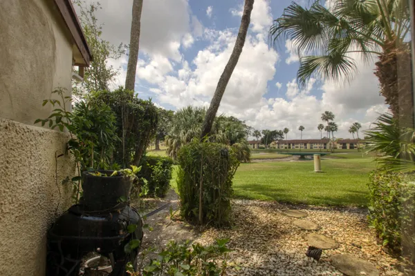 $2,000 | 4489 Luxemburg Court, Unit 101, Lake Worth, FL 33467
