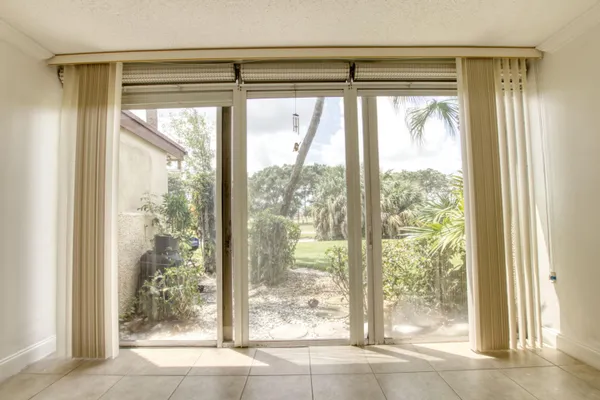 $2,000 | 4489 Luxemburg Court, Unit 101, Lake Worth, FL 33467