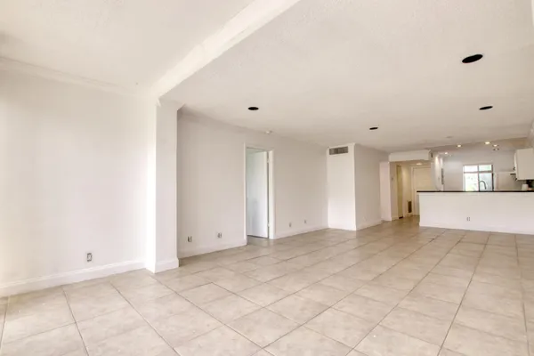 $2,000 | 4489 Luxemburg Court, Unit 101, Lake Worth, FL 33467