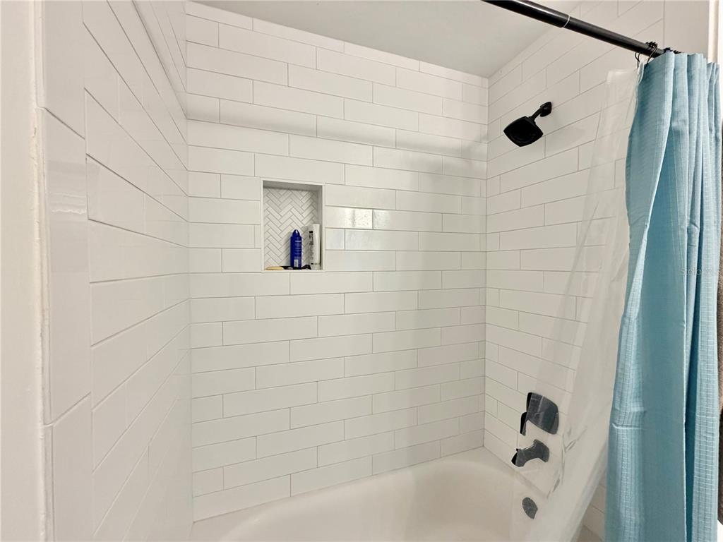 421 Northwest 48th Boulevard Gainesville, FL 32607 - Photo 12 of 26 a bathroom with a bathtub