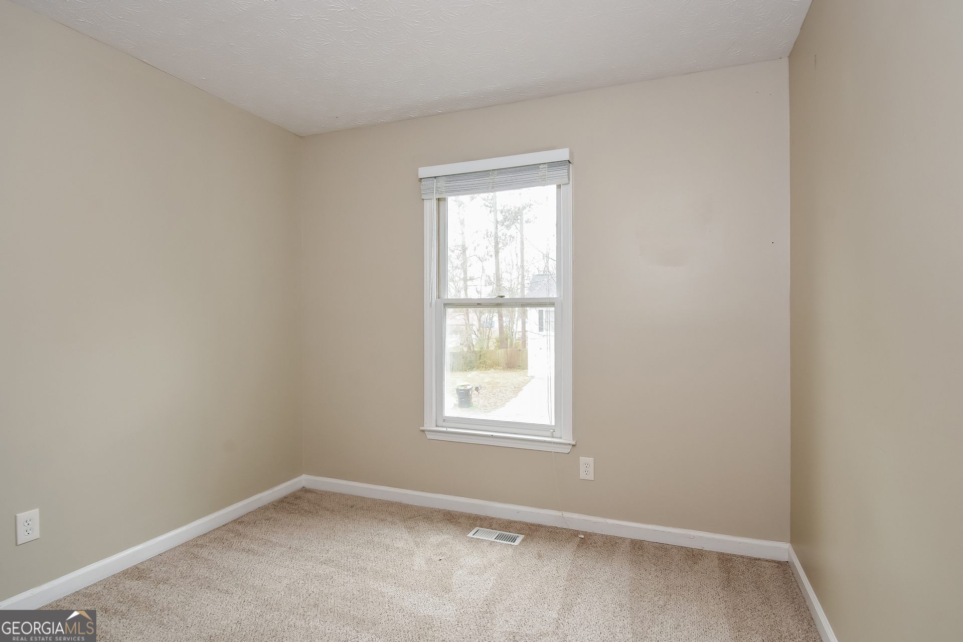 162 Aztec Way Southeast Acworth, GA 30102 - Photo 12 of 17 an empty room with a window
