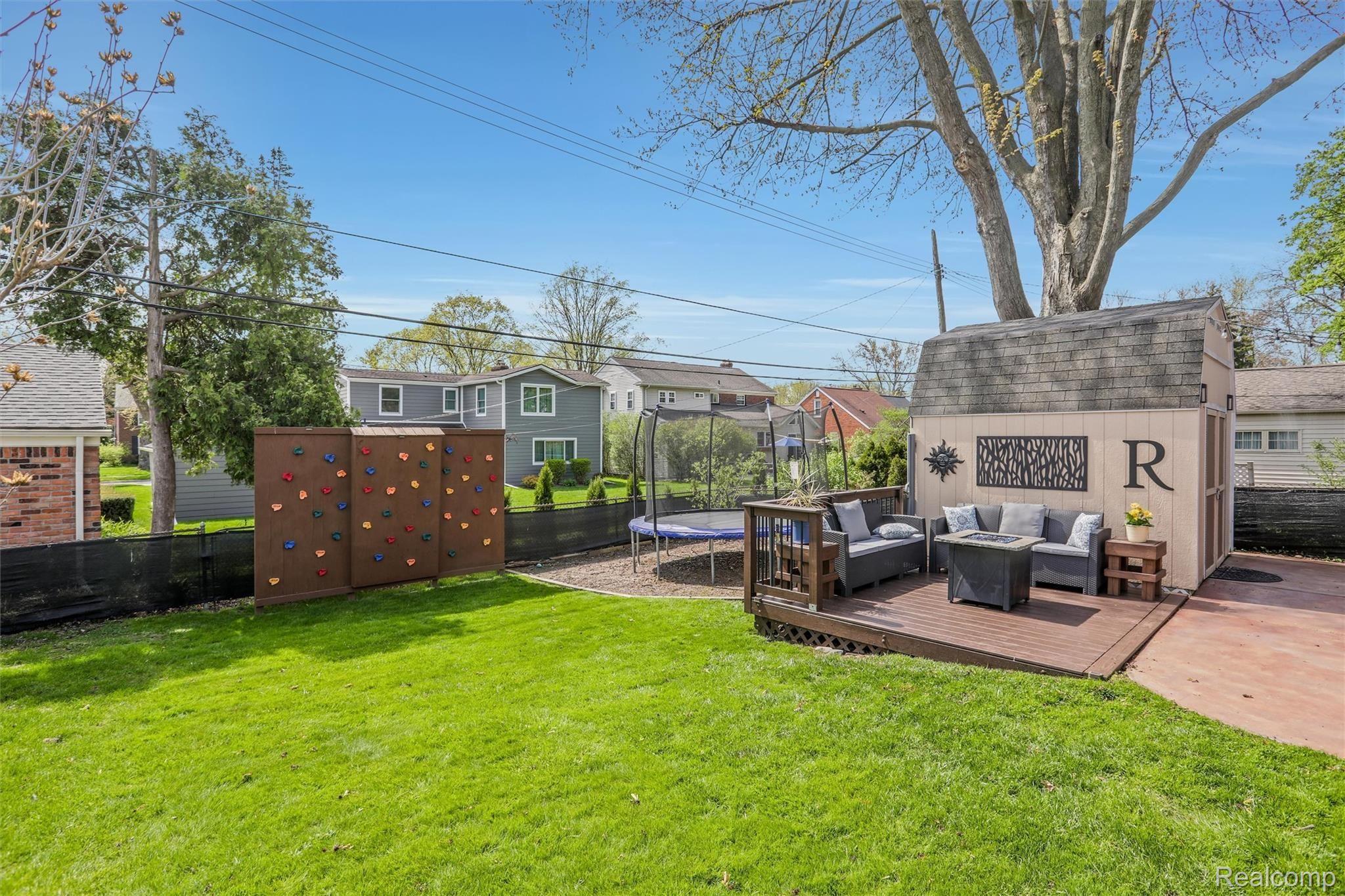 2825 Bamlet Road Royal Oak, MI 48073 - Photo 29 of 31 Spacious backyard