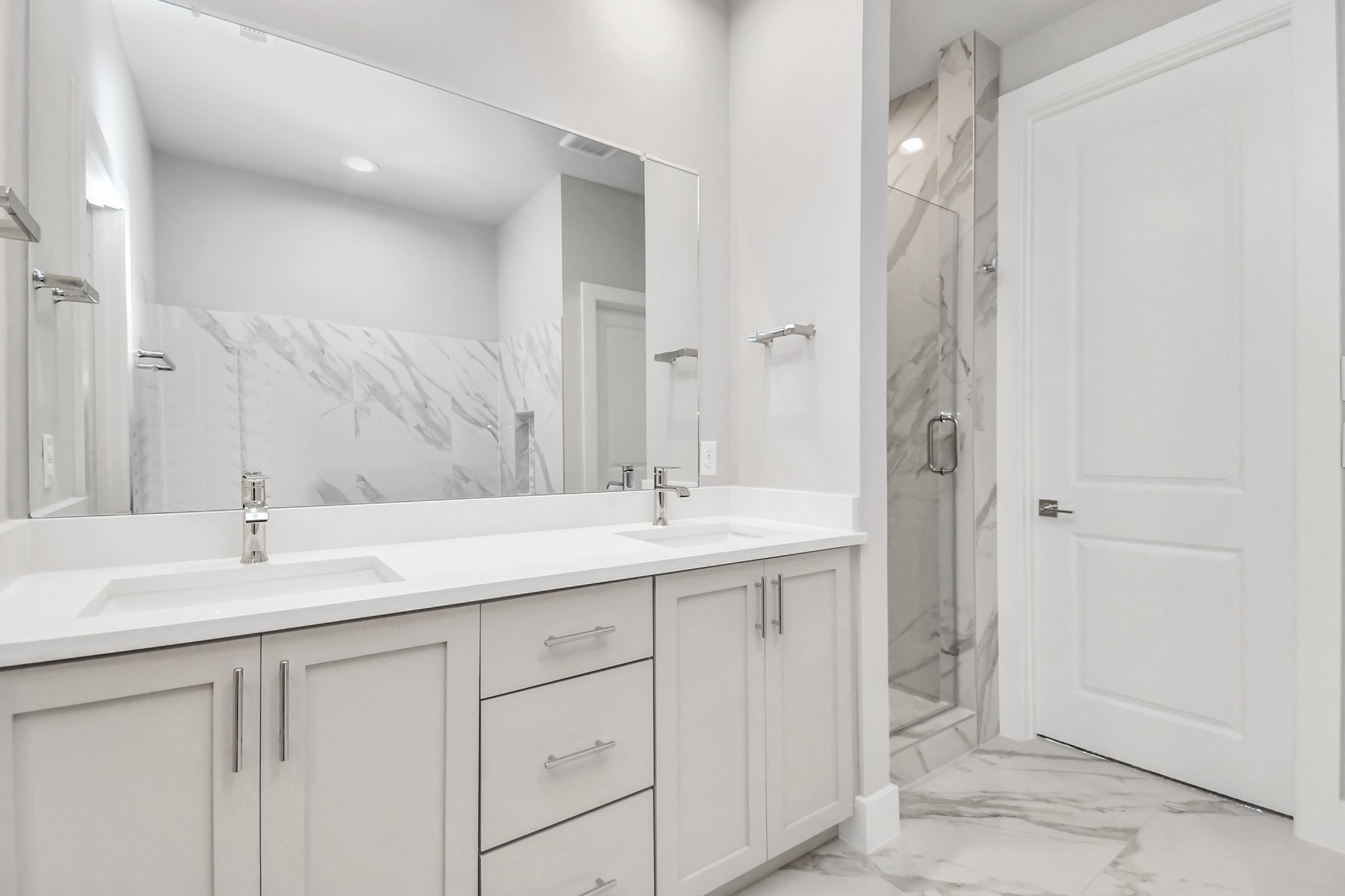 540 Janisch Road, Unit C Houston, TX 77018 - Photo 26 of 49 Double Sinks in primary bath