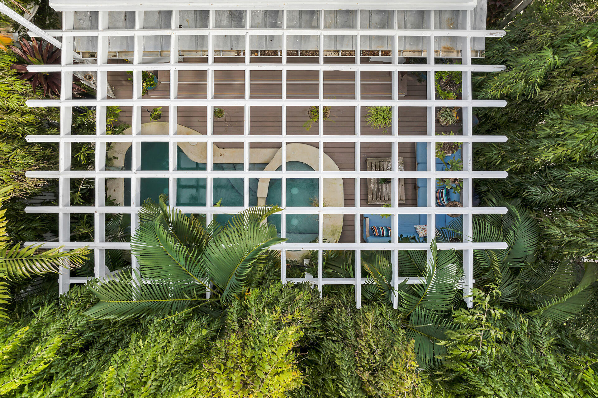 626 Grinnell Street Key West, FL 33040 - Photo 36 of 40 a view of a large building