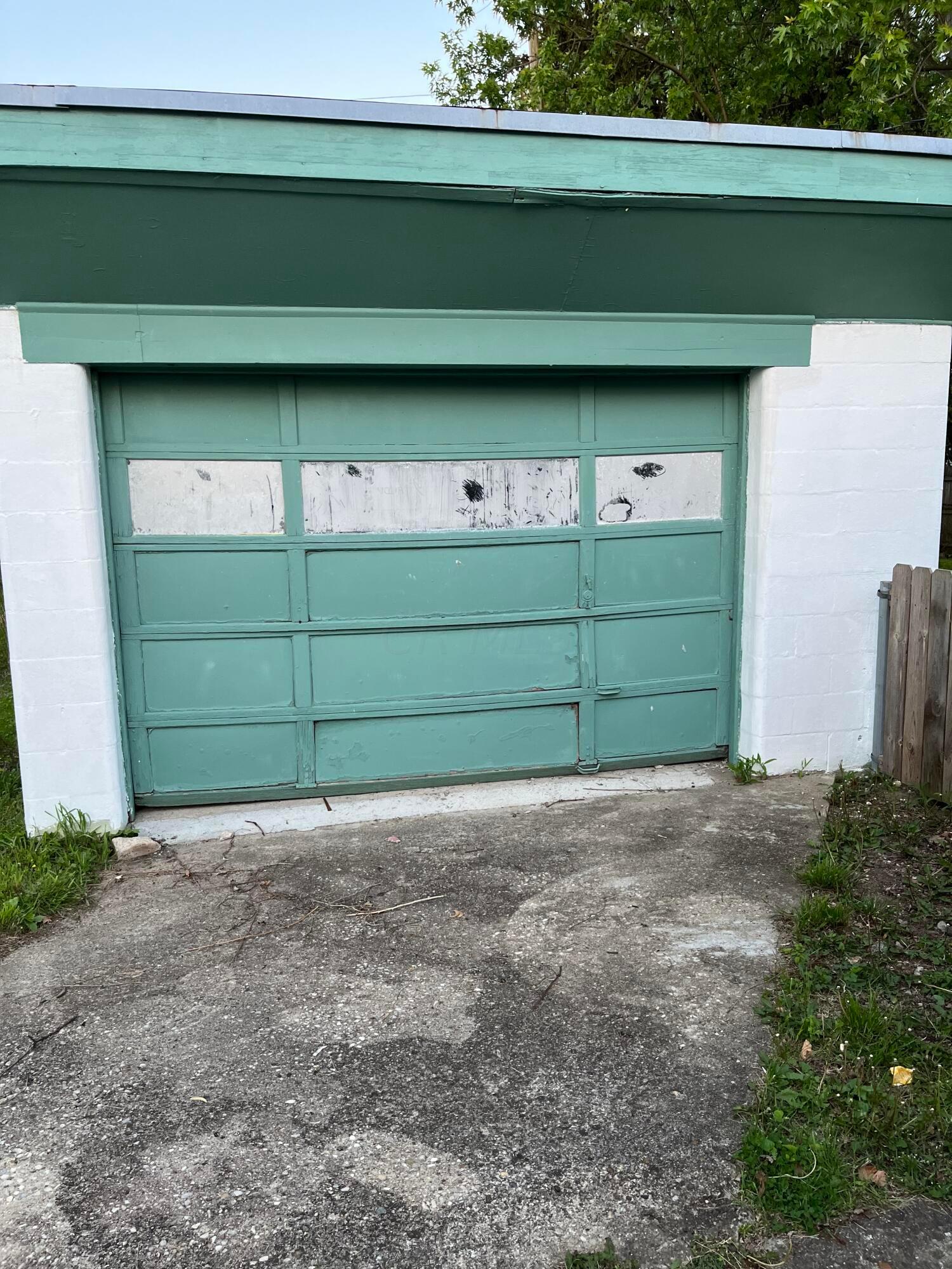 1076 South Ashburton Road Columbus, OH 43227 - Photo 8 of 8 1076 Garage