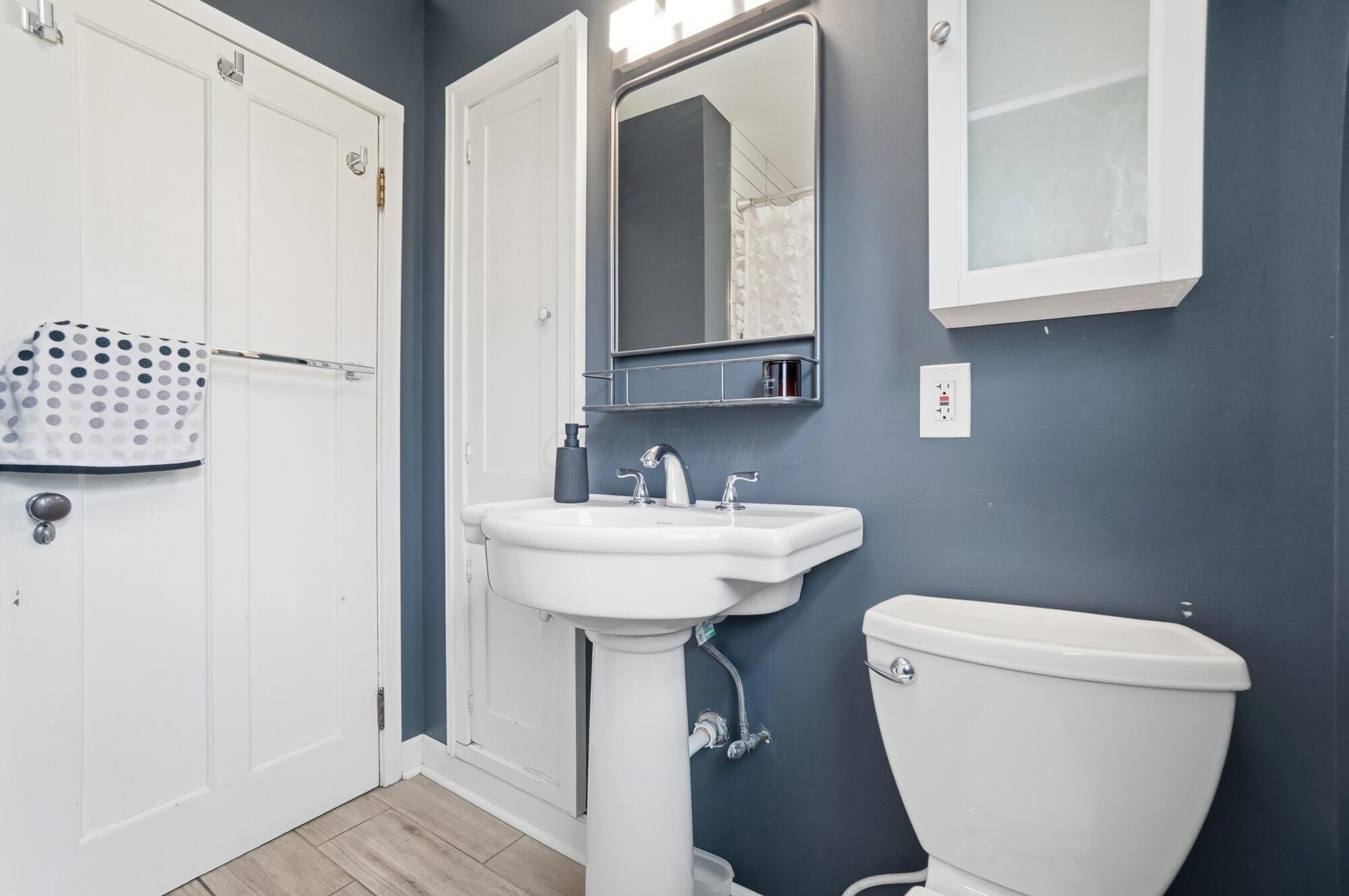 5011 Smothers Road Westerville, OH 43081 - Photo 36 of 81 Full bath on main level