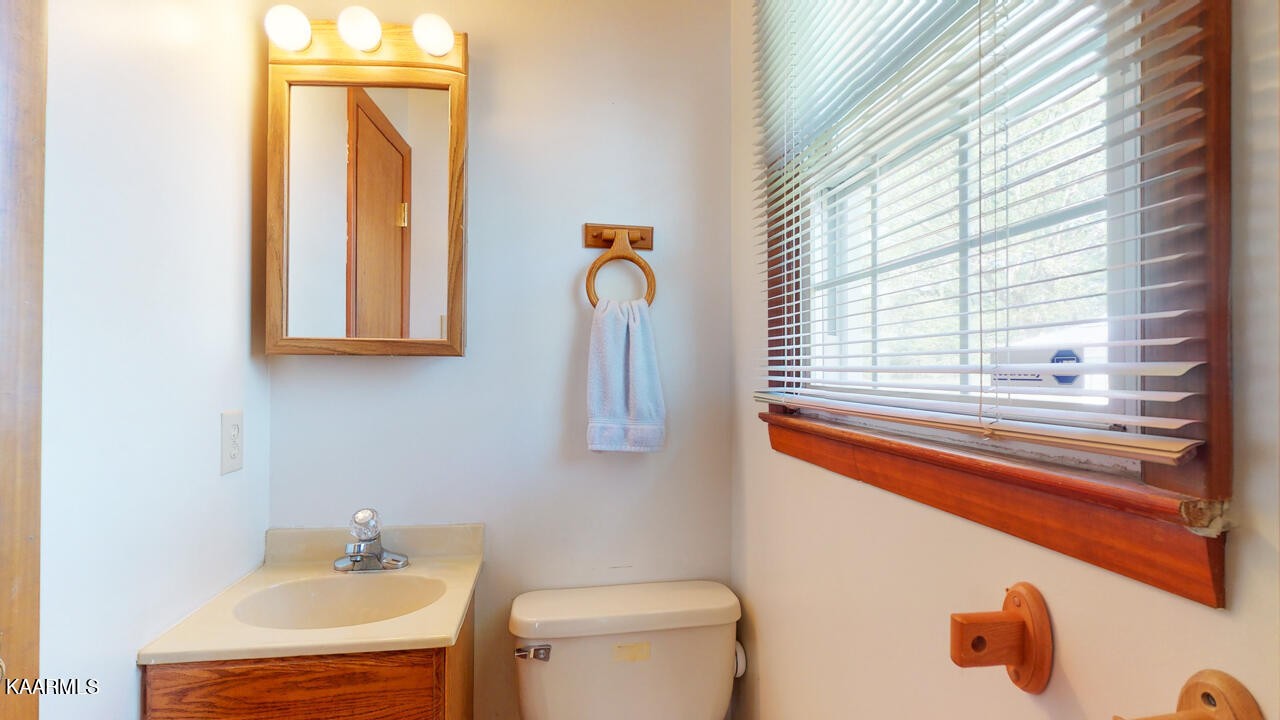 5409 Bluefield Road Knoxville, TN 37921 - Photo 21 of 33 a bathroom with a toilet sink and mirror