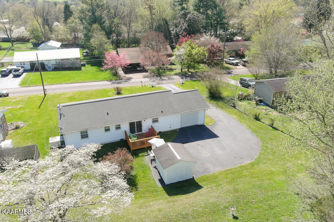 5409 Bluefield Road Knoxville, TN 37921 - Photo 30 of 33 a view of an outdoor space and a yard