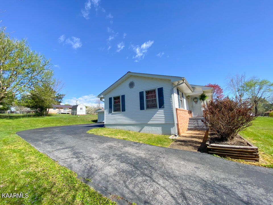 5409 Bluefield Road Knoxville, TN 37921 - Photo 8 of 33 a view of a house with backyard and sitting area