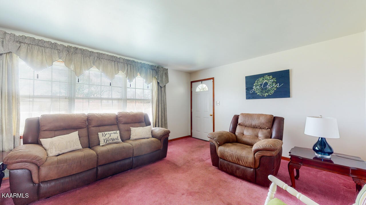 5409 Bluefield Road Knoxville, TN 37921 - Photo 9 of 33 a living room with furniture