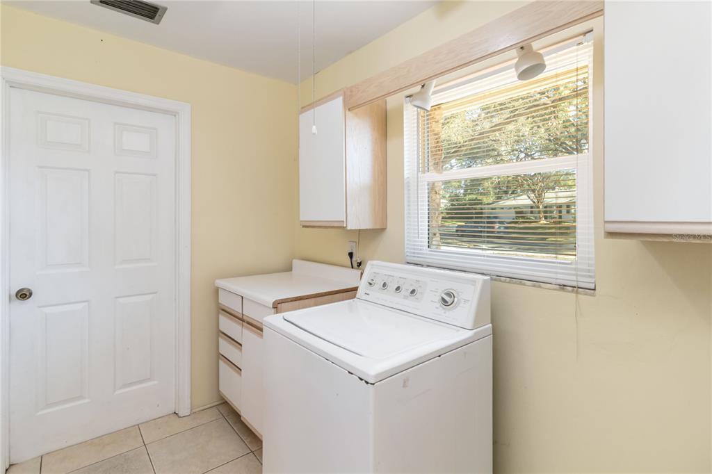 924 Wald Road Orlando, FL 32806 - Photo 26 of 66 a utility room with dryer and washer