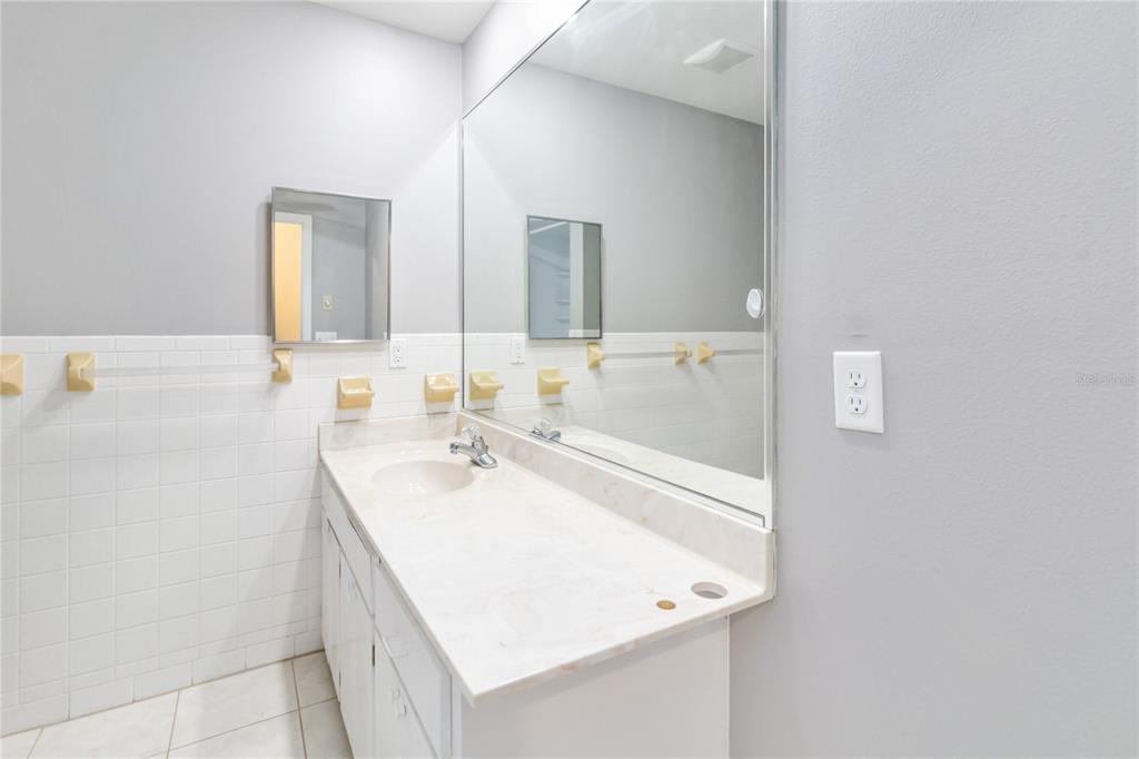 924 Wald Road Orlando, FL 32806 - Photo 42 of 66 a bathroom with a sink and a mirror