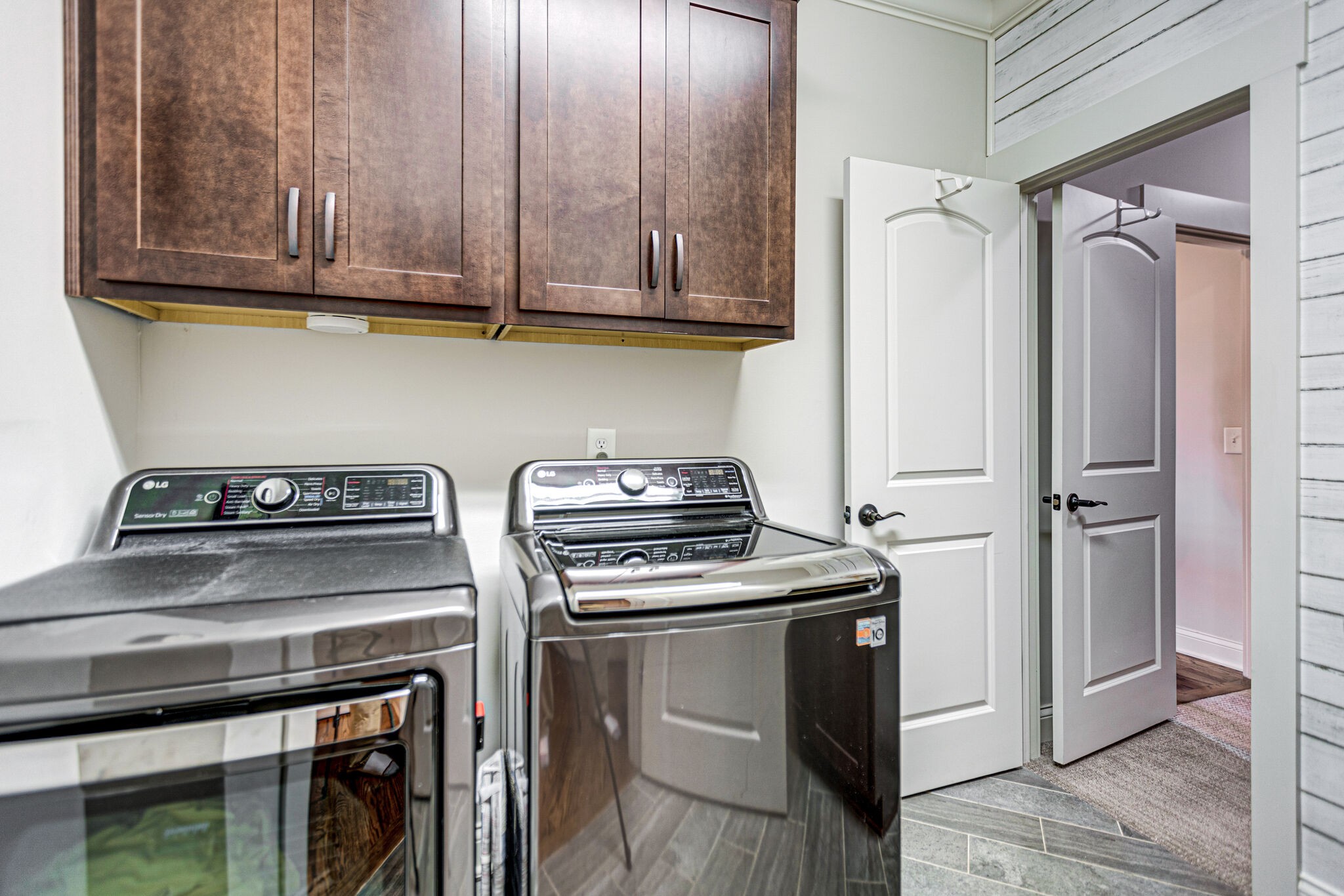 6005 Canberra Court Spring Hill, TN 37174 - Photo 28 of 55 a kitchen with a stove and a microwave