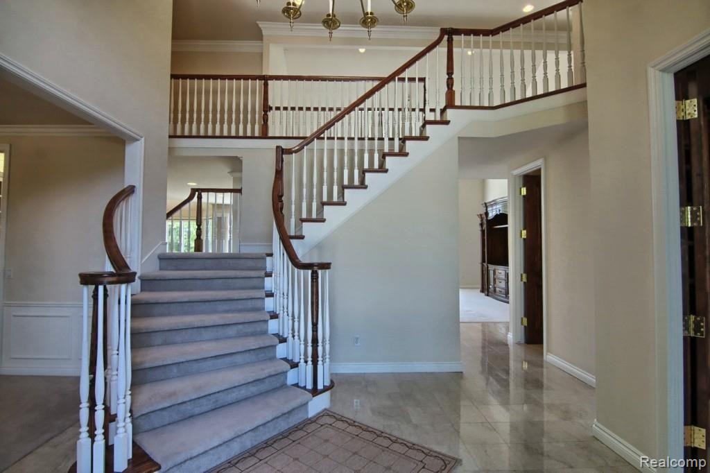 2695 Shorebrook Court Rochester, MI 48306 - Photo 4 of 31 Foyer_2nd_View.jpg