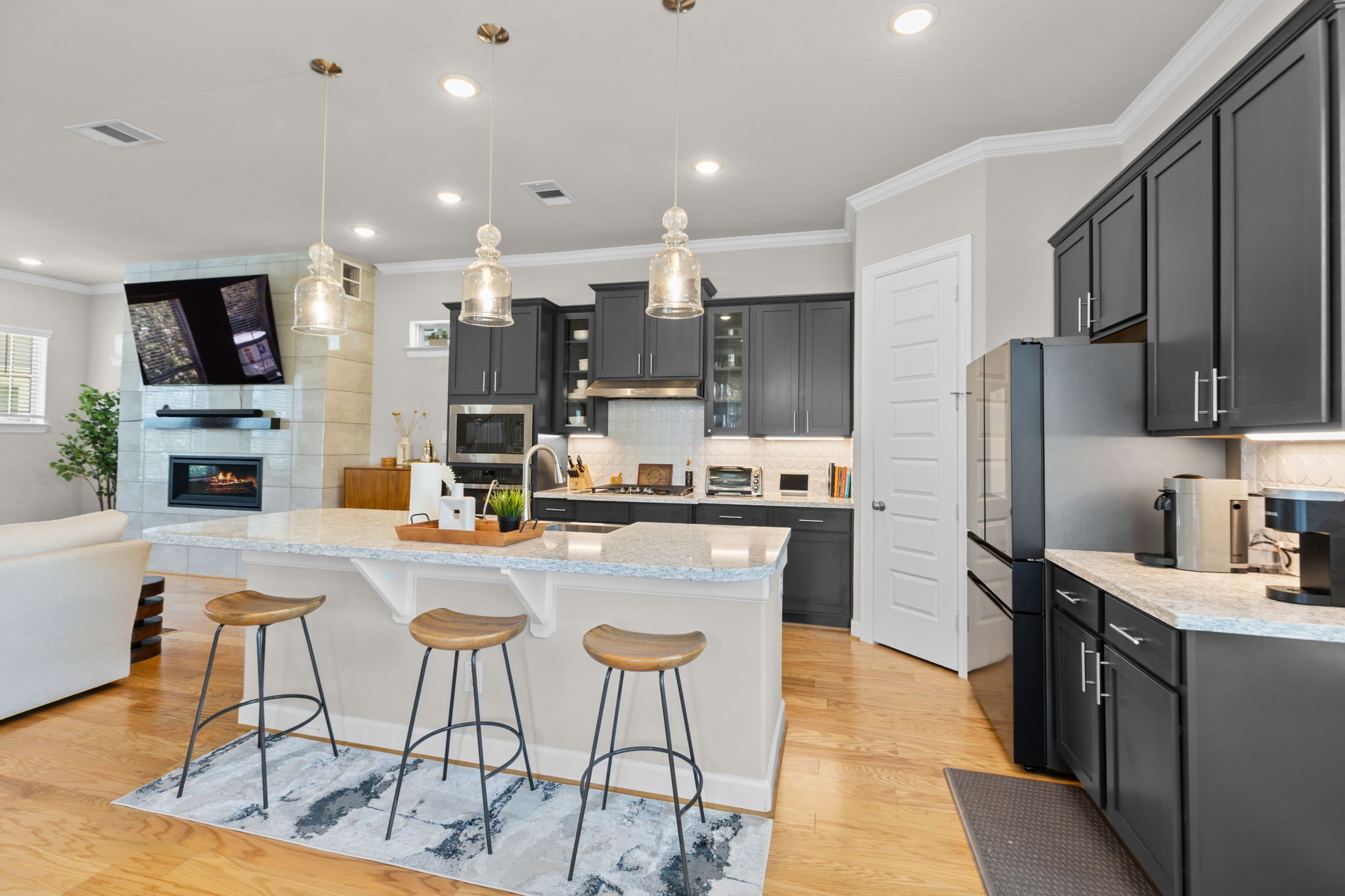 4004 Centre Meadow Way Houston, TX 77043 - Photo 14 of 33 Pretty cabinets with a breakfast bar