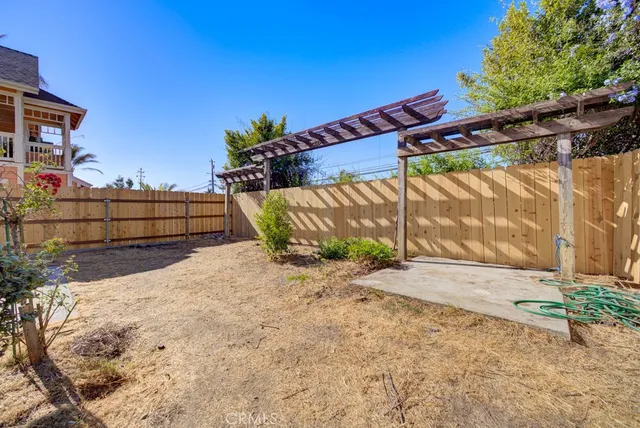 a view of a backyard