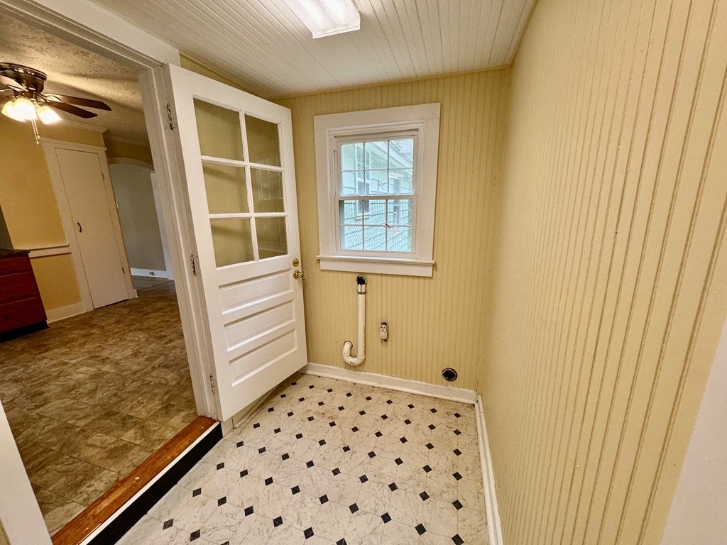268 Evergreen Road Clarksville, VA 23927 - Photo 26 of 37 284- Utility Room/Back door