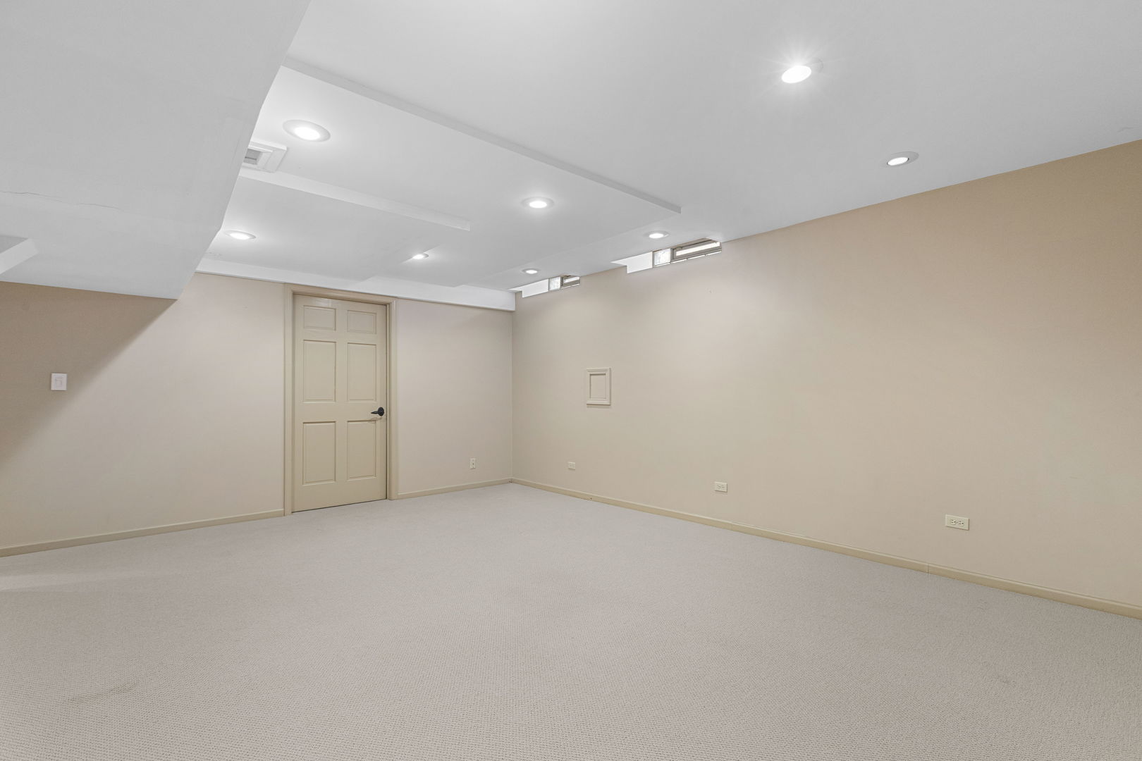 Undisclosed Address Oak Brook, IL 60523 - Photo 14 of 18 an empty room with a empty space