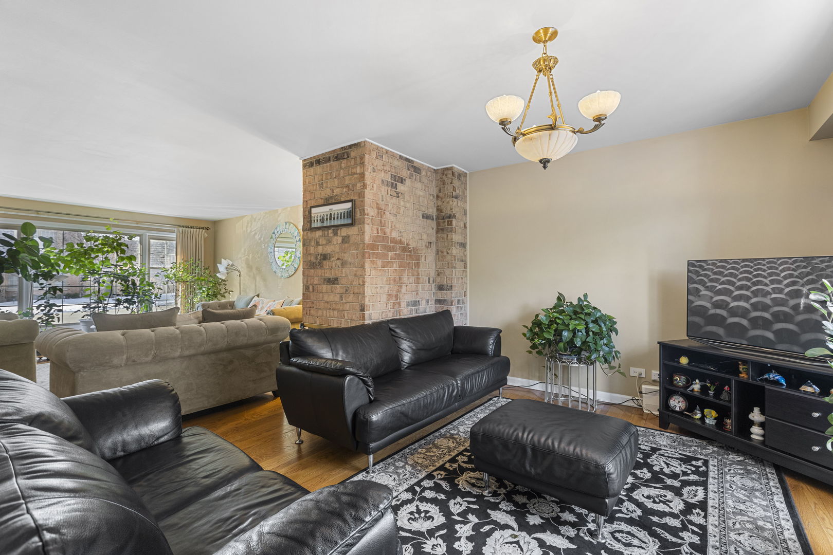 Undisclosed Address Oak Brook, IL 60523 - Photo 5 of 18 a living room with furniture flowerpot and window