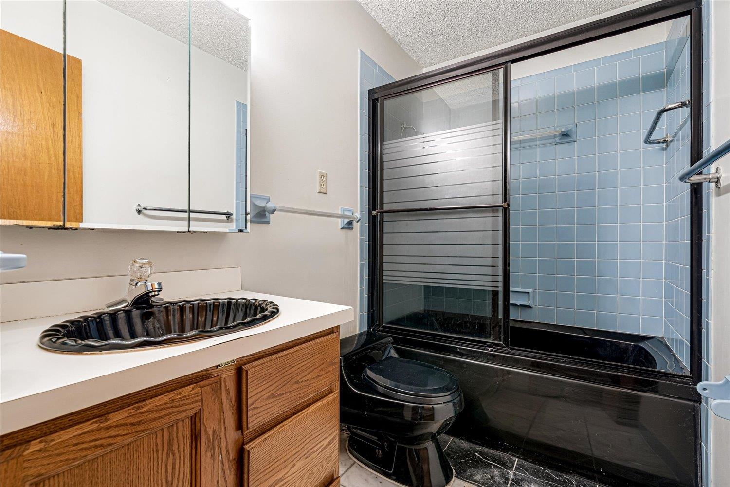 2416 Rozelle Street Memphis, TN 38114 - Photo 22 of 25 Hall bathroom with jetted tub