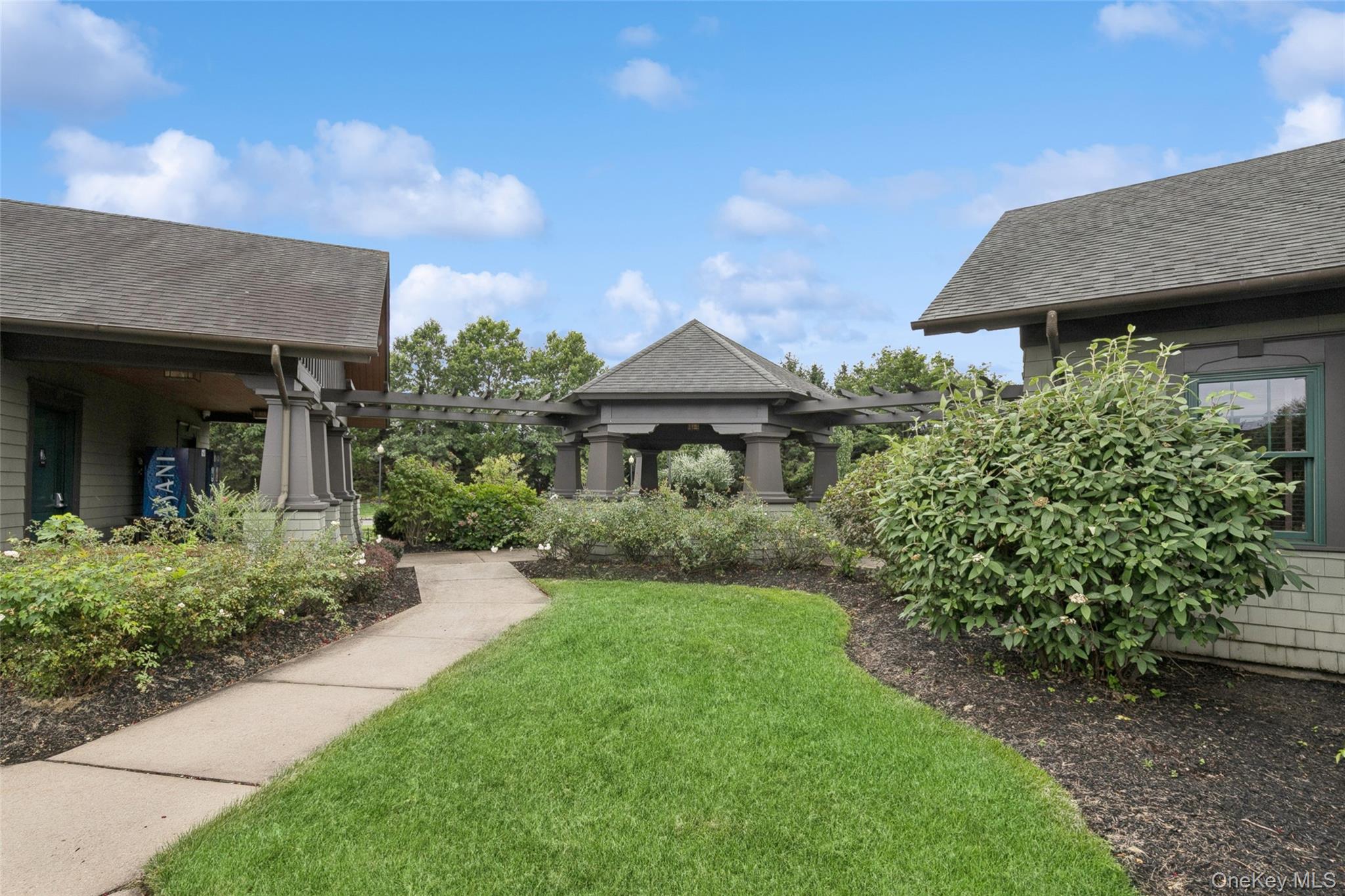 103 Rivendell Court Melville, NY 11747 - Photo 41 of 47 View of green lawn