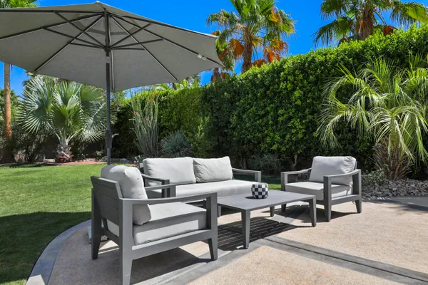 a view of a backyard