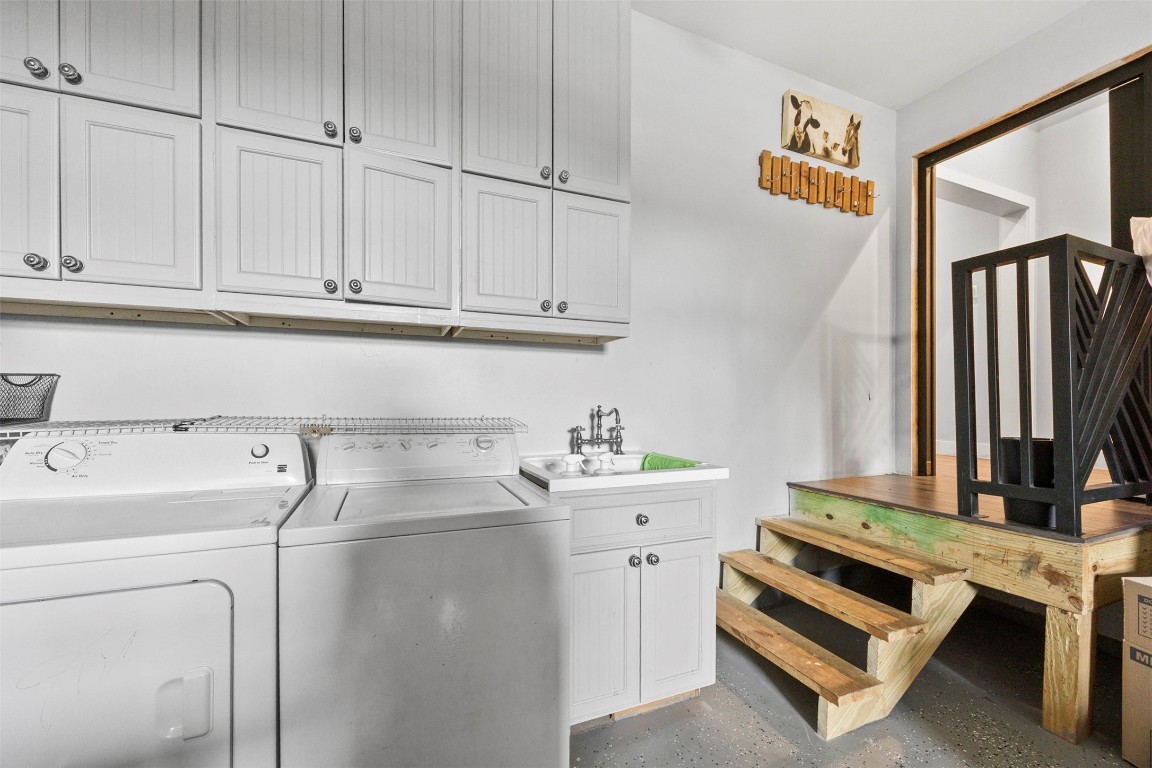 10430 Caxton Street Houston, TX 77016 - Photo 15 of 26 a utility room with dryer and washer