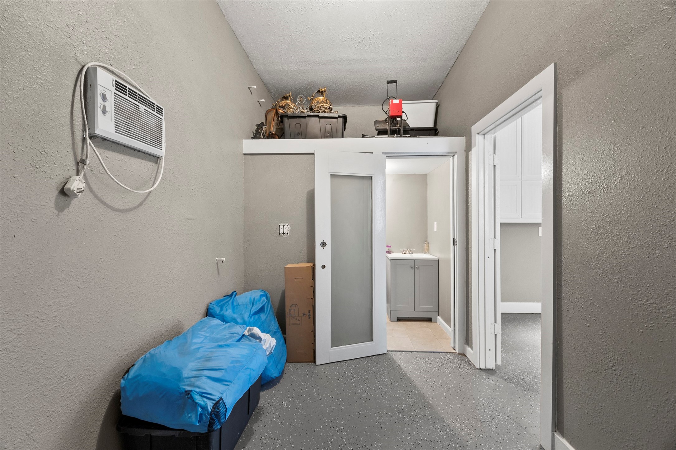 10430 Caxton Street Houston, TX 77016 - Photo 20 of 26 a view of hallway that has closet
