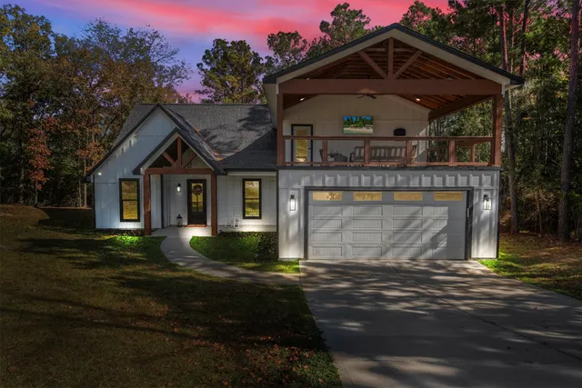 a view of a house with backyard and porch