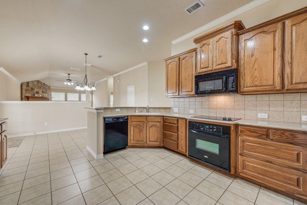 932 Cook Street Mansfield, TX 76065 - Photo 8 of 31