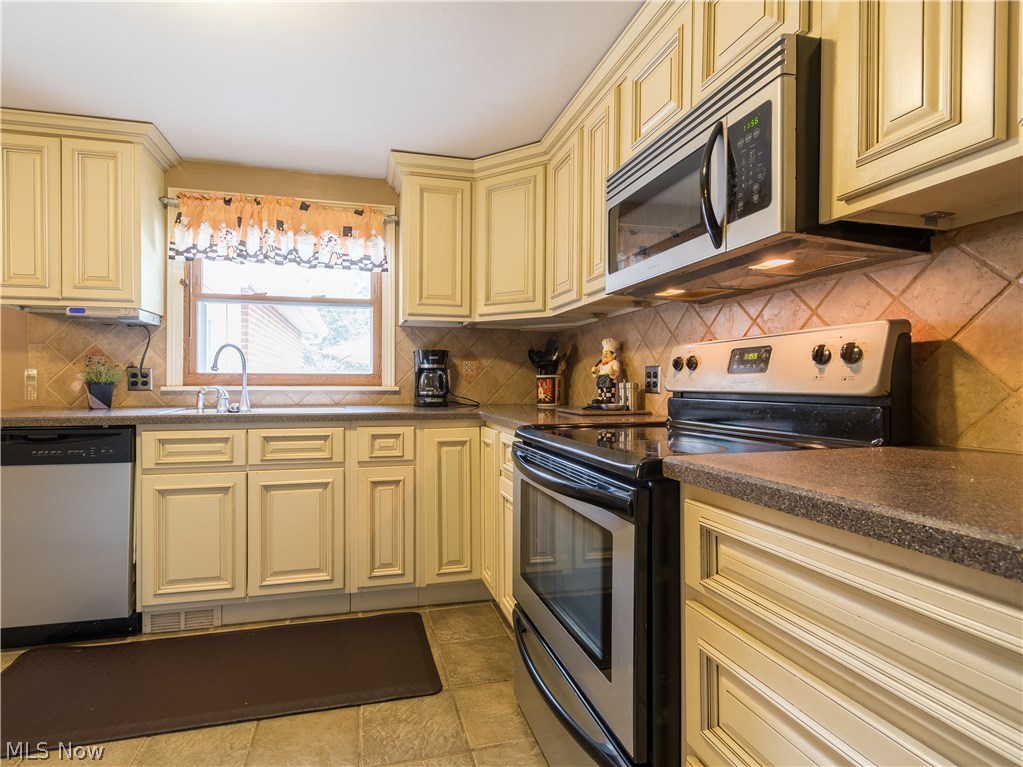6867 Navarre Road Southwest Massillon, OH 44646 - Photo 8 of 35