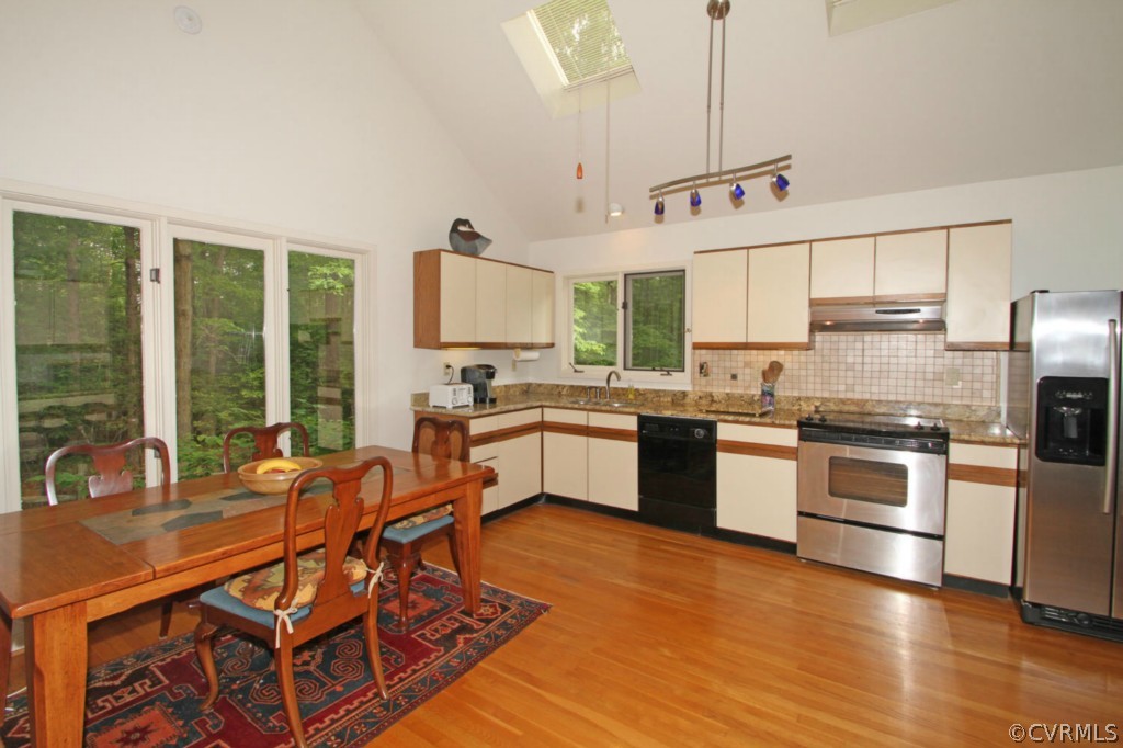 12211 Spring Run Road Chesterfield, VA 23832 - Photo 4 of 24 a kitchen with stainless steel appliances granite countertop a stove a sink and a refrigerator