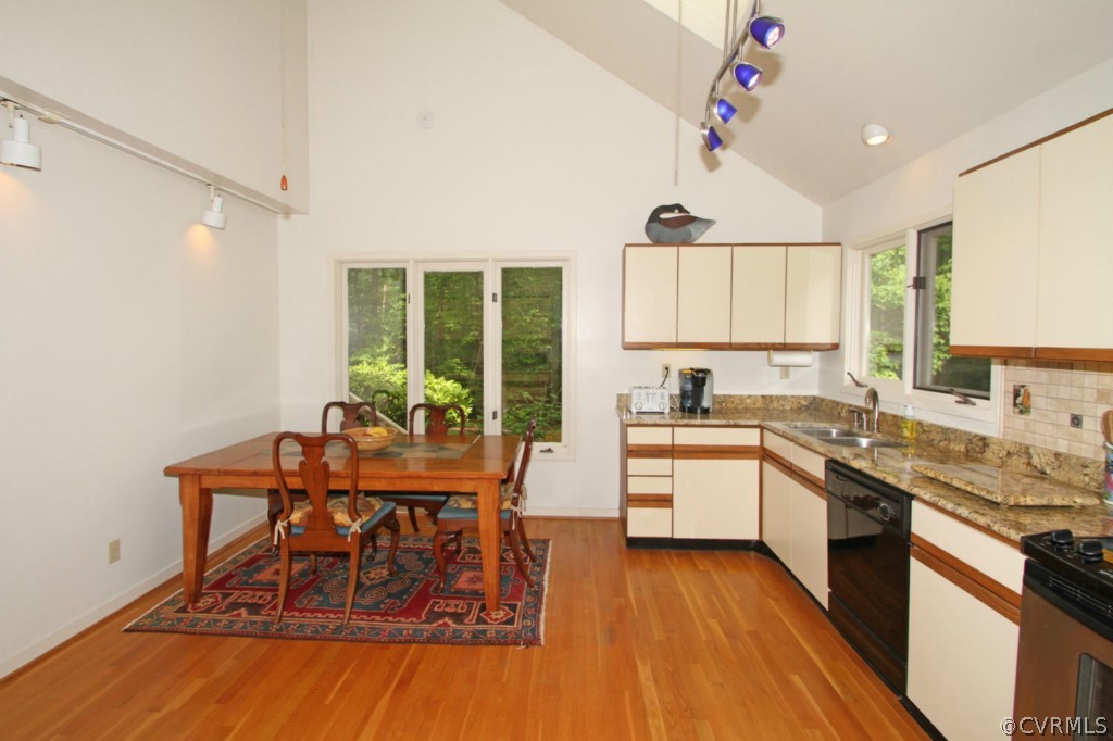 12211 Spring Run Road Chesterfield, VA 23832 - Photo 5 of 24 a kitchen with granite countertop a stove a sink and a refrigerator