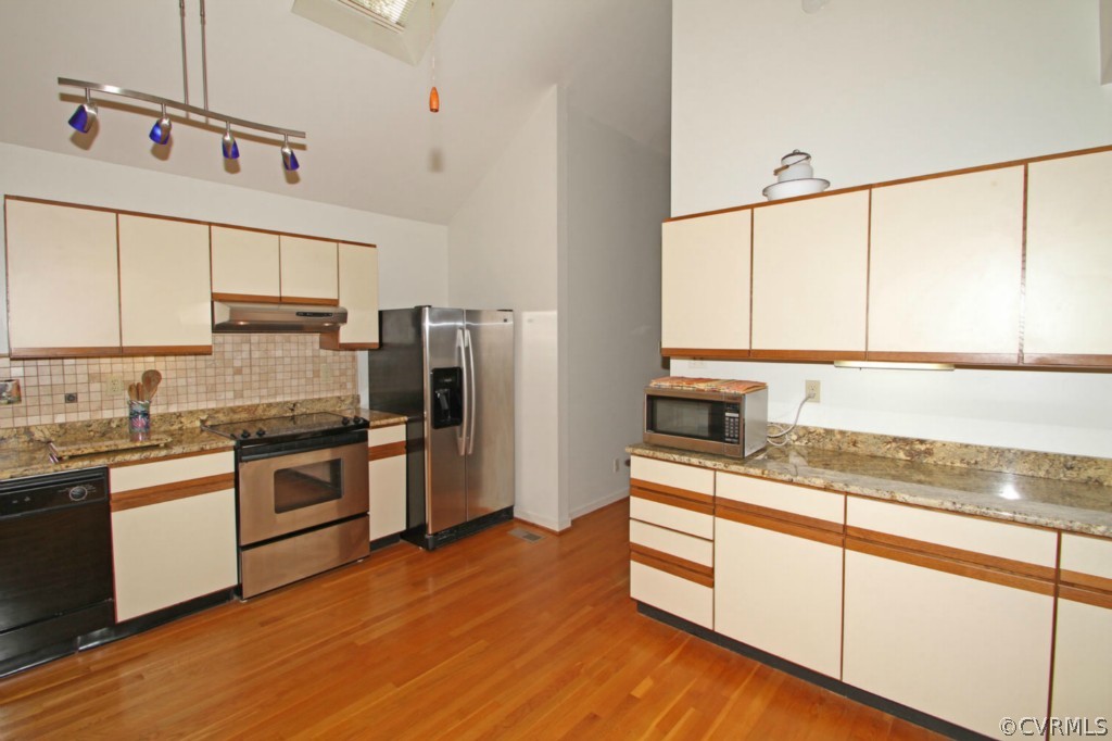 12211 Spring Run Road Chesterfield, VA 23832 - Photo 6 of 24 a kitchen with stainless steel appliances granite countertop a stove a sink and a refrigerator