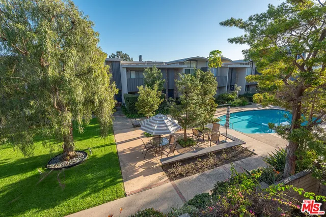 a view of a house with backyard and garden