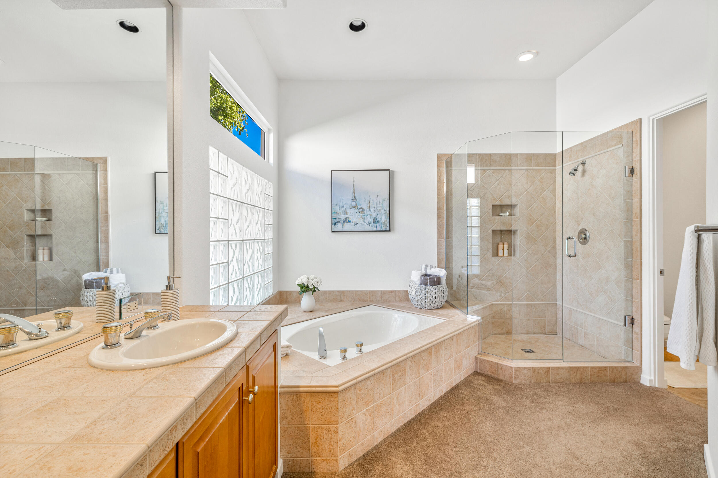 701 Indian Ridge Drive Palm Desert, CA 92211 - Photo 21 of 40 a bathroom with a tub a sink and a mirror