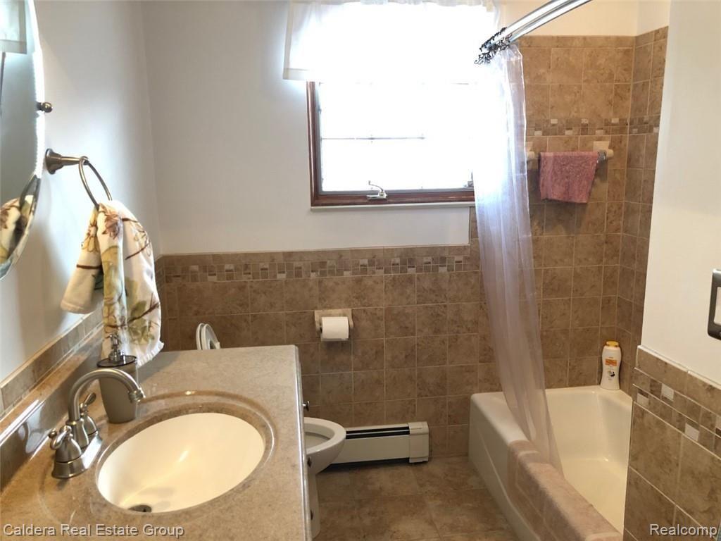 3695 Hazelton Avenue Rochester, MI 48307 - Photo 5 of 20 hazbath.jpg