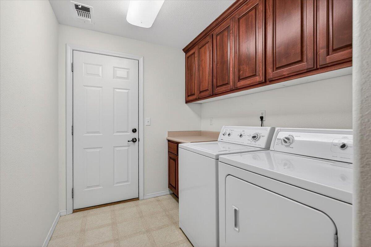 2618 Rabun Way Central Point, OR 97502 - Photo 32 of 42 a utility room with dryer and washer