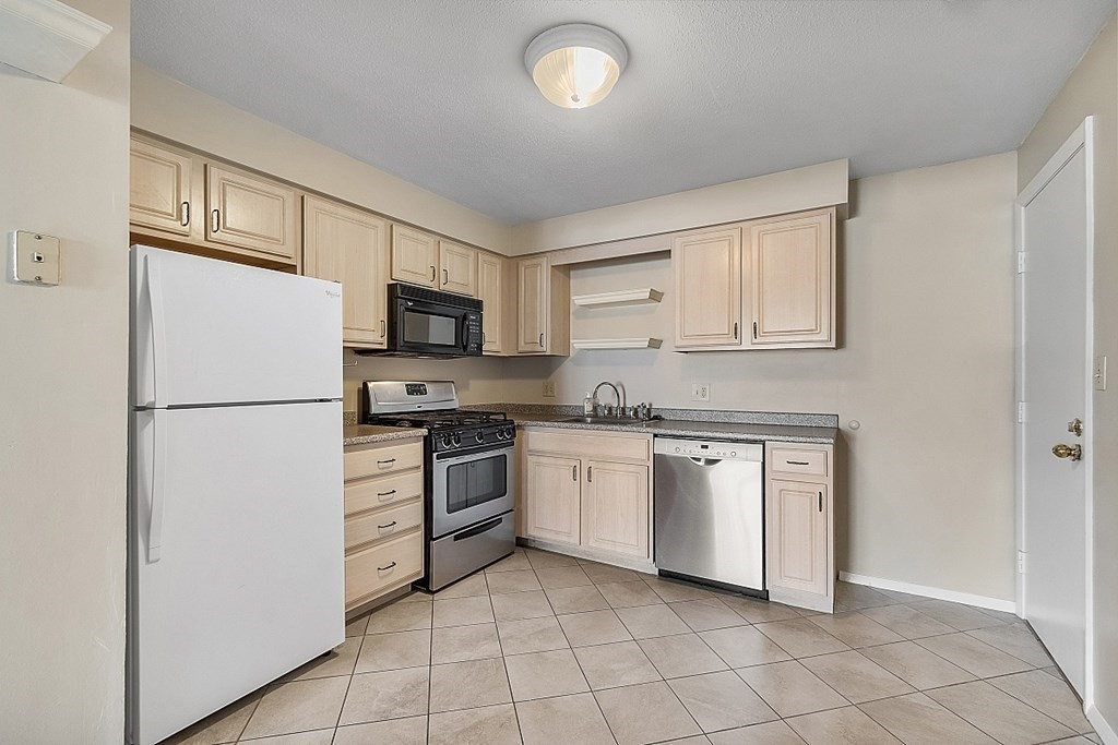 88 Beacon Street, Unit 5 Lawrence, MA 01843 - Photo 6 of 21