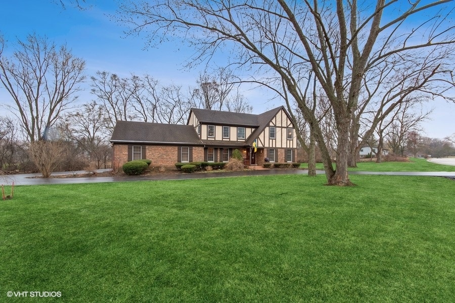 8 Stone Haven Drive, Hawthorn Woods, IL 60047 Compass