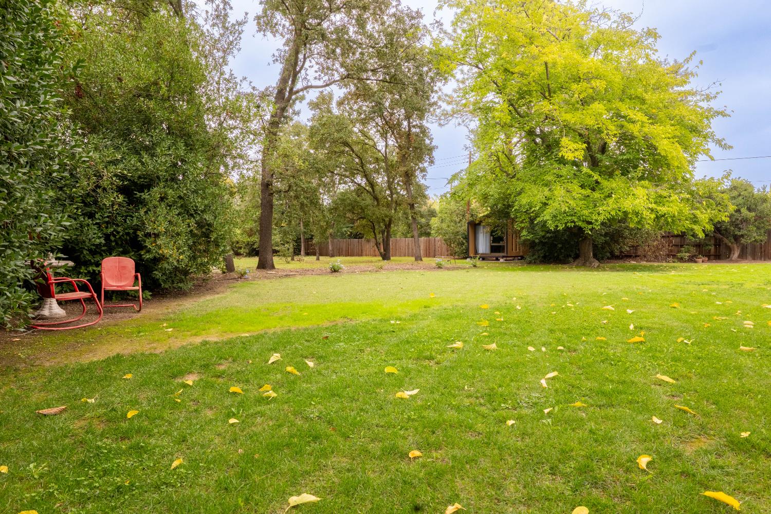 4631 Nickles Way Sacramento, CA 95864 - Photo 30 of 40 a backyard of a house with table and chairs