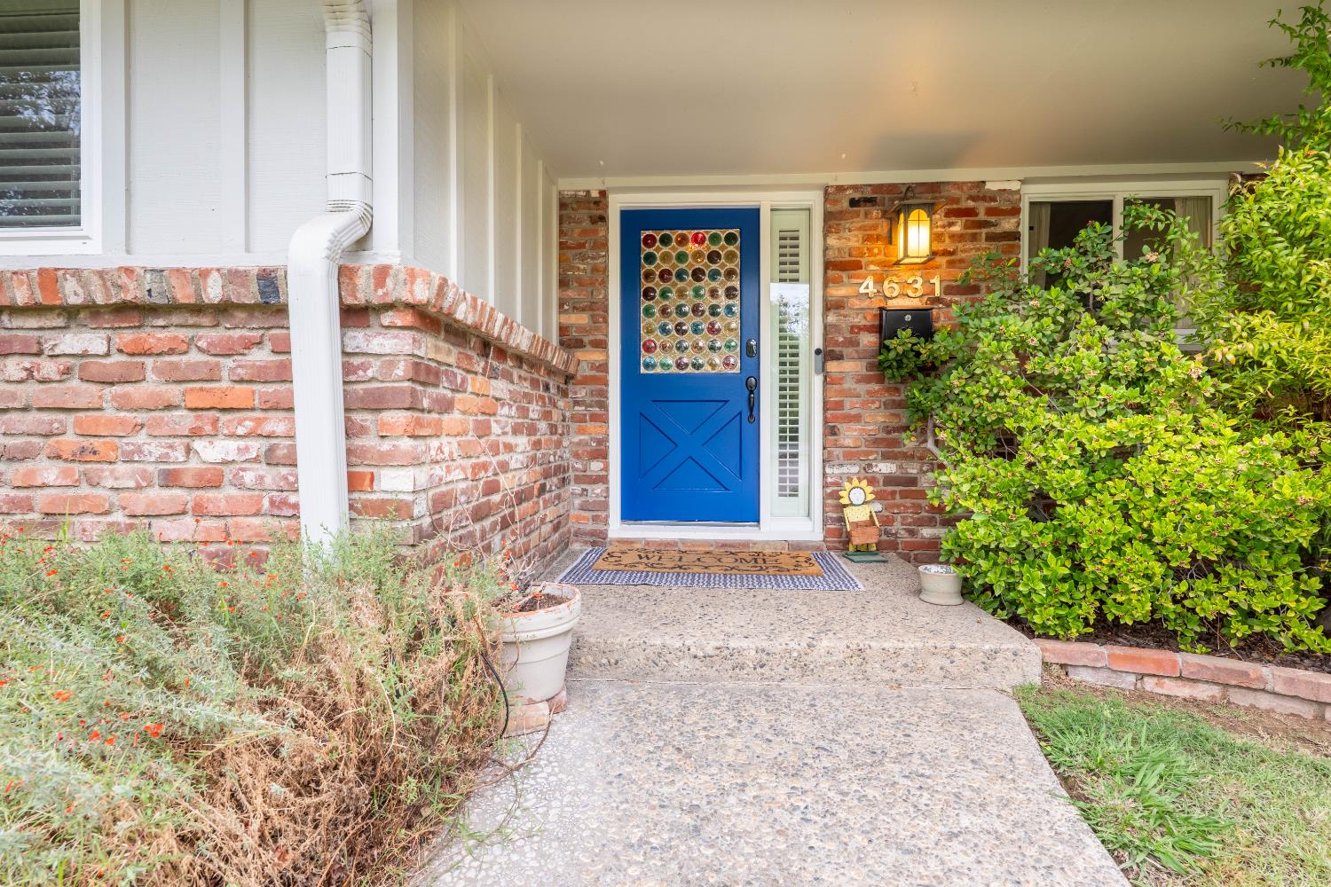 4631 Nickles Way Sacramento, CA 95864 - Photo 7 of 40 a front view of a house with garden