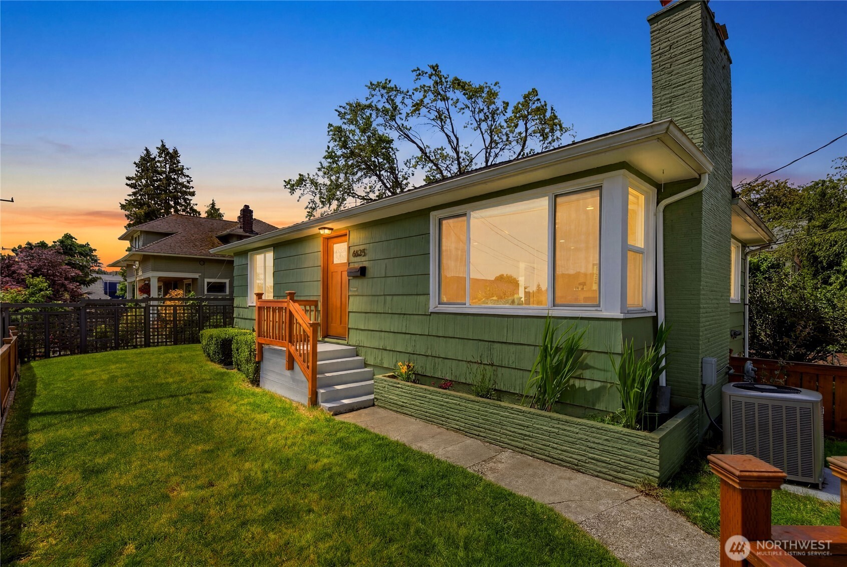 6825 Linden Avenue North Seattle, WA 98103 - Photo 1 of 40