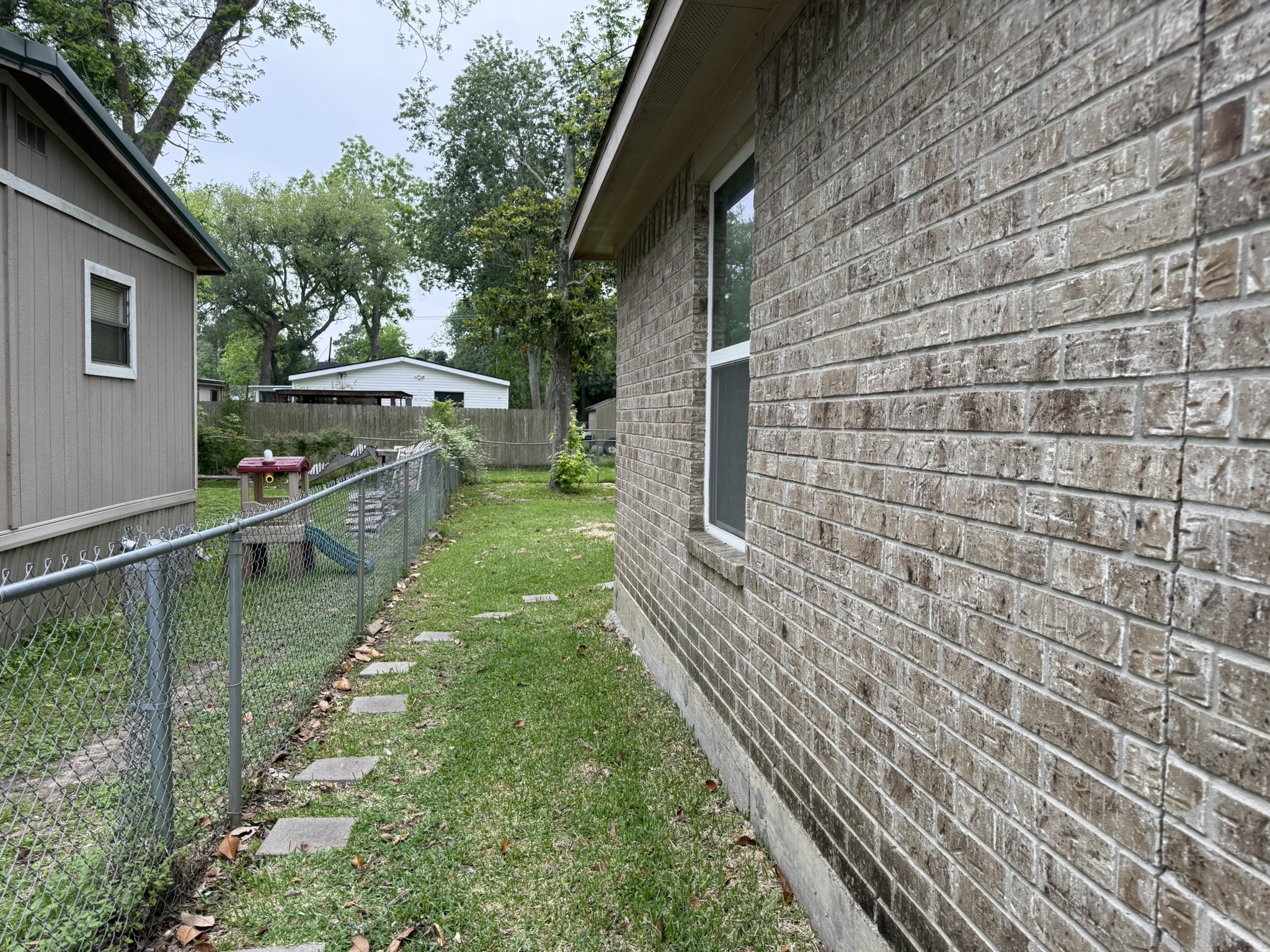 11817 13th Street Santa Fe, TX 77510 - Photo 21 of 23 Walkway to backyard.