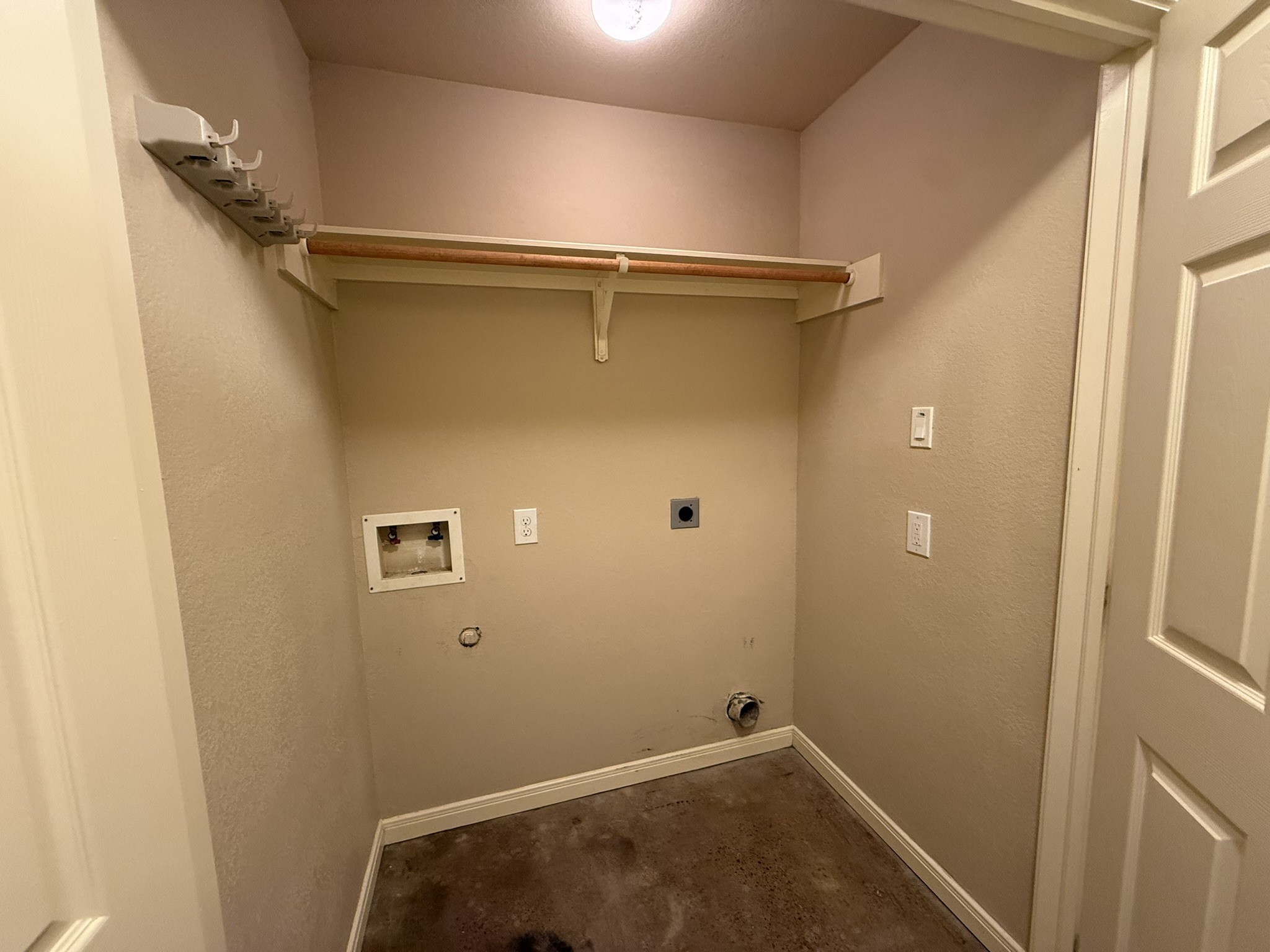 11817 13th Street Santa Fe, TX 77510 - Photo 10 of 23 Utility room in the hallway