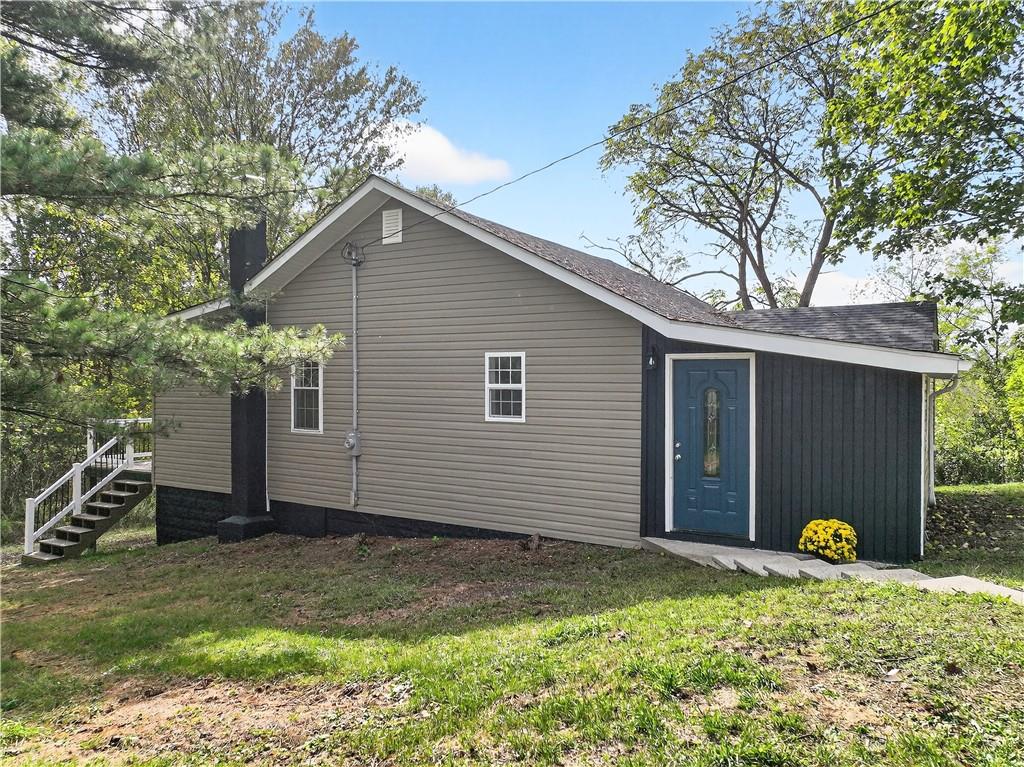 a view of a back yard of the house