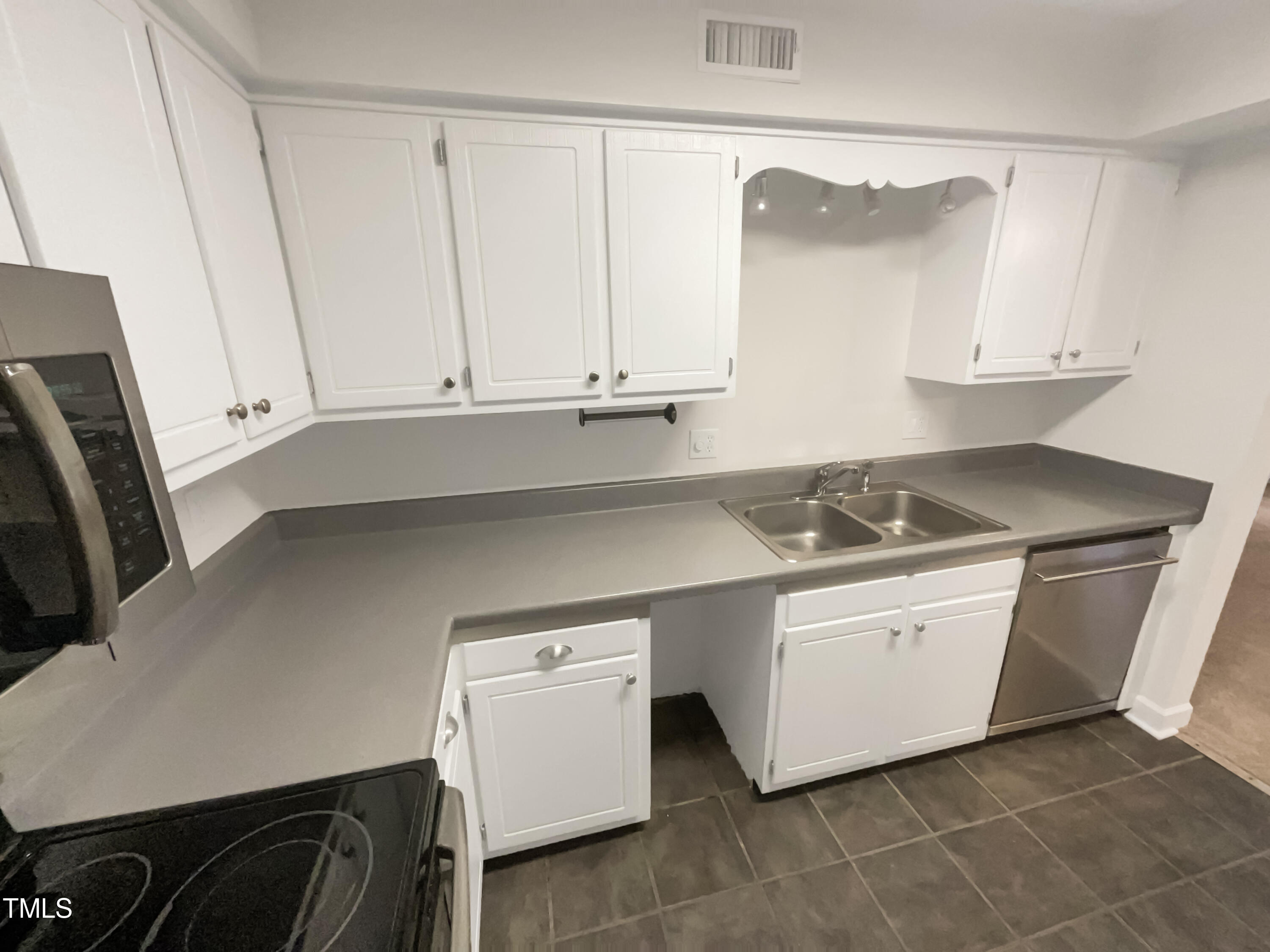 553 Pine Ridge Place Raleigh, NC 27609 - Photo 5 of 18 5