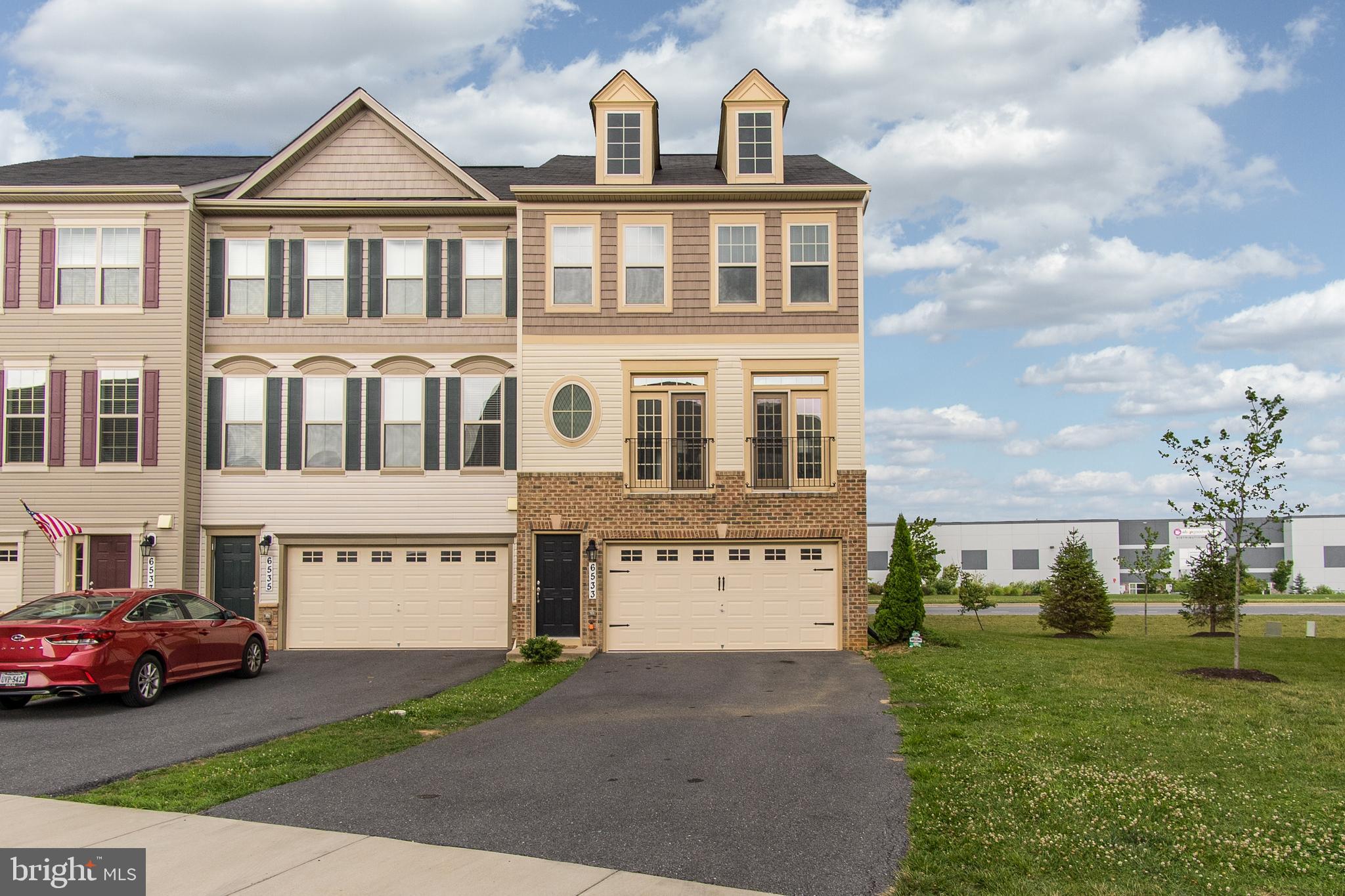 Gorgeous end-unit in Manors at Ballenger!