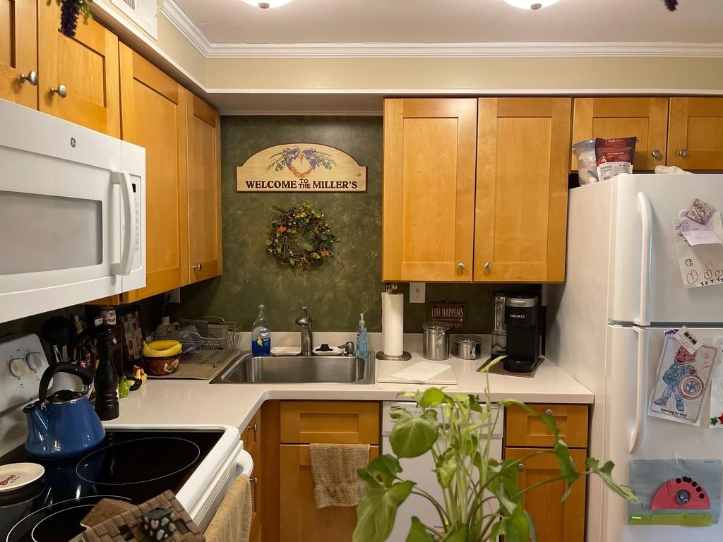 507 Hunters Path Road, Unit 12B Bridgeville, PA 15017 - Photo 9 of 25 a bathroom with a sink and a mirror