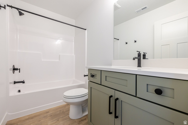 4752 Heartwood Road, Unit 433 Mapleton, UT 84664 - Photo 15 of 20 Full bath featuring vanity, light wood-style flooring, and shower / washtub combination